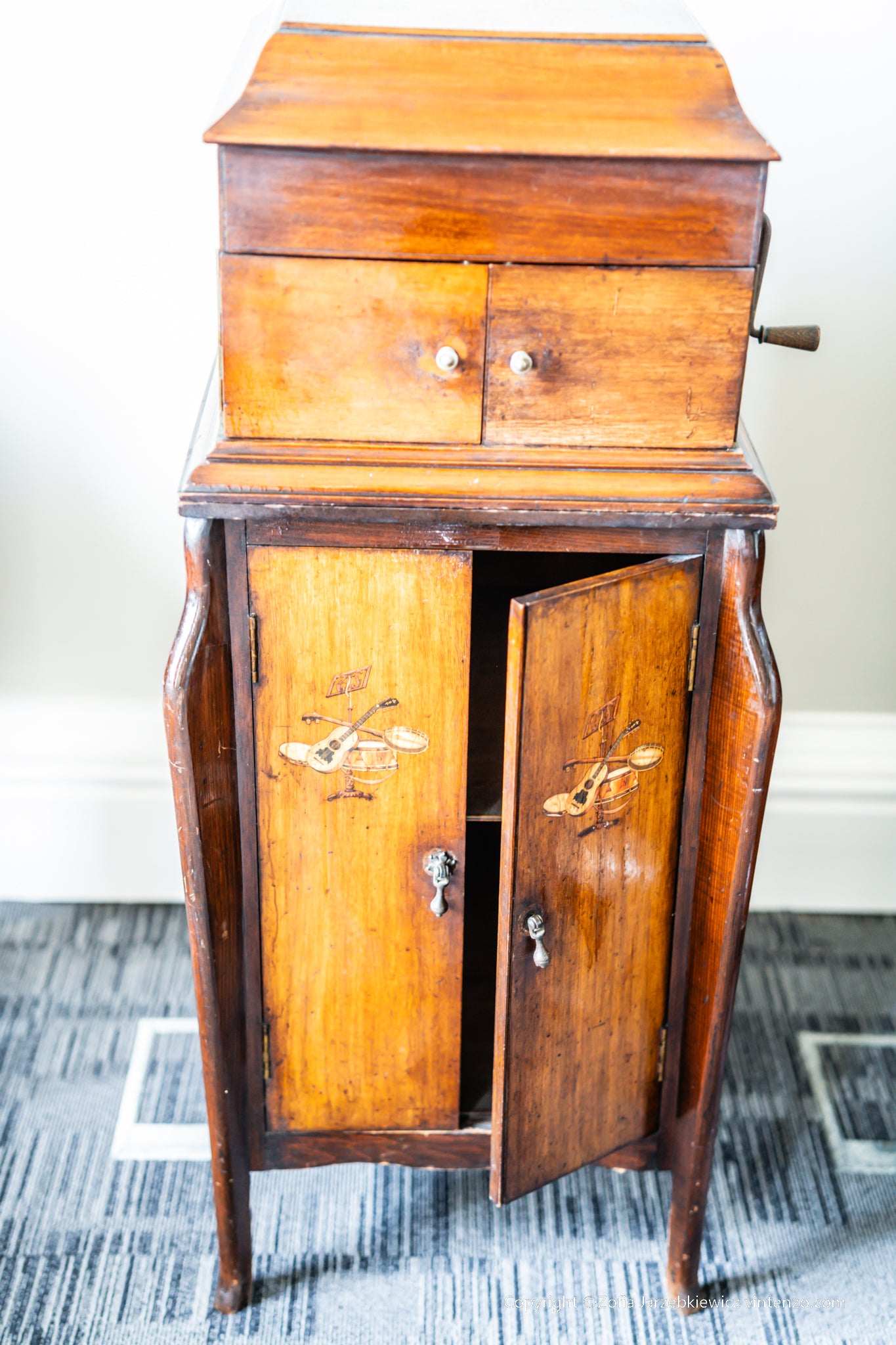 Dulcetto Gramophone With Handle