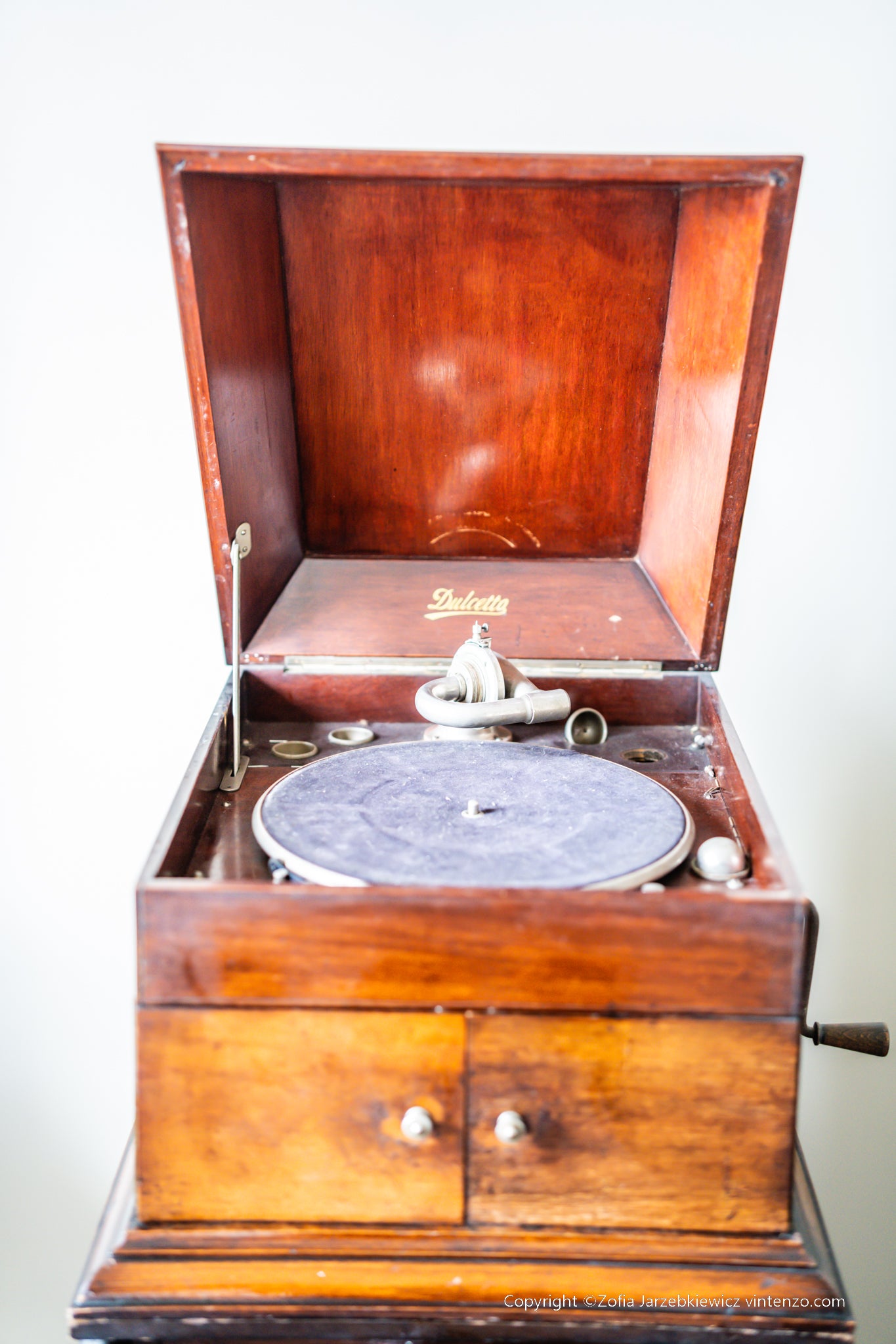 Dulcetto Gramophone With Handle