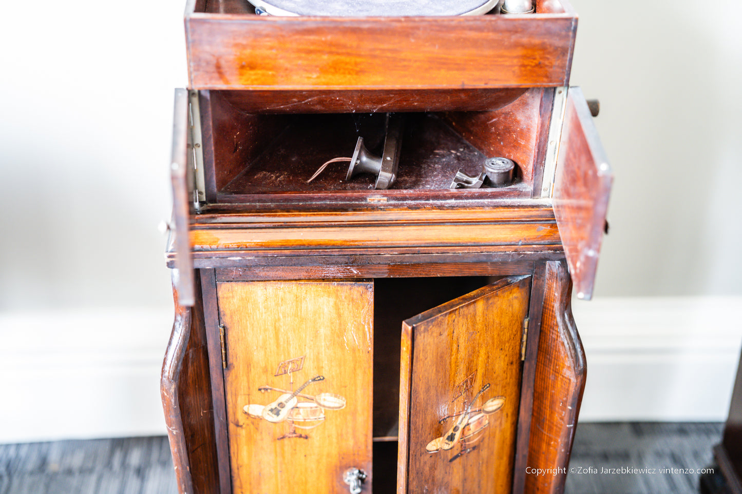 Dulcetto Gramophone With Handle