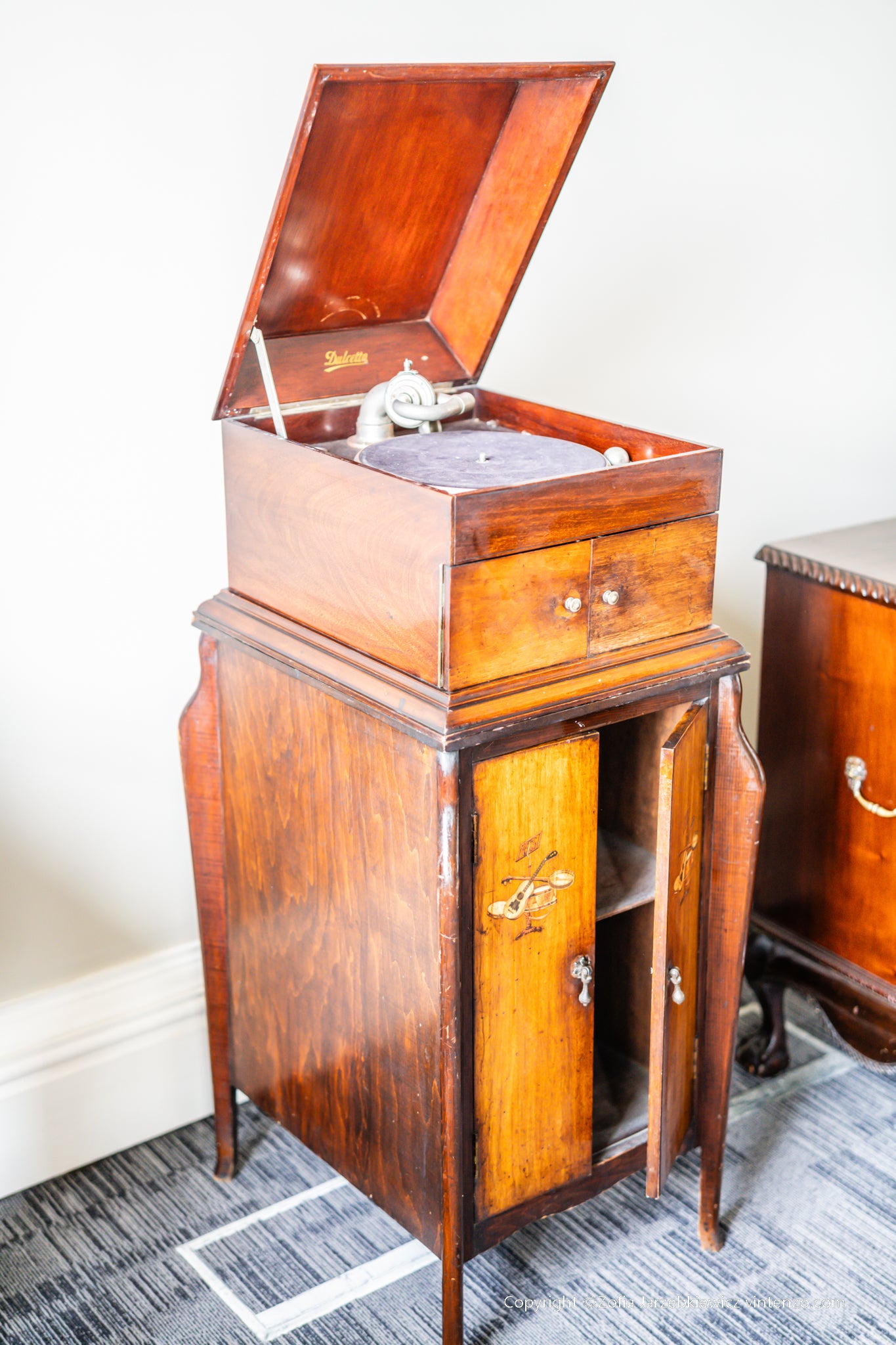 Dulcetto Gramophone With Handle