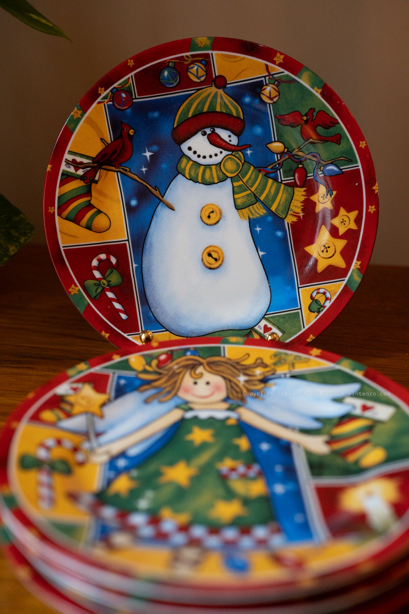 4 Christmas Dessert Plates Featuring Festive Designs