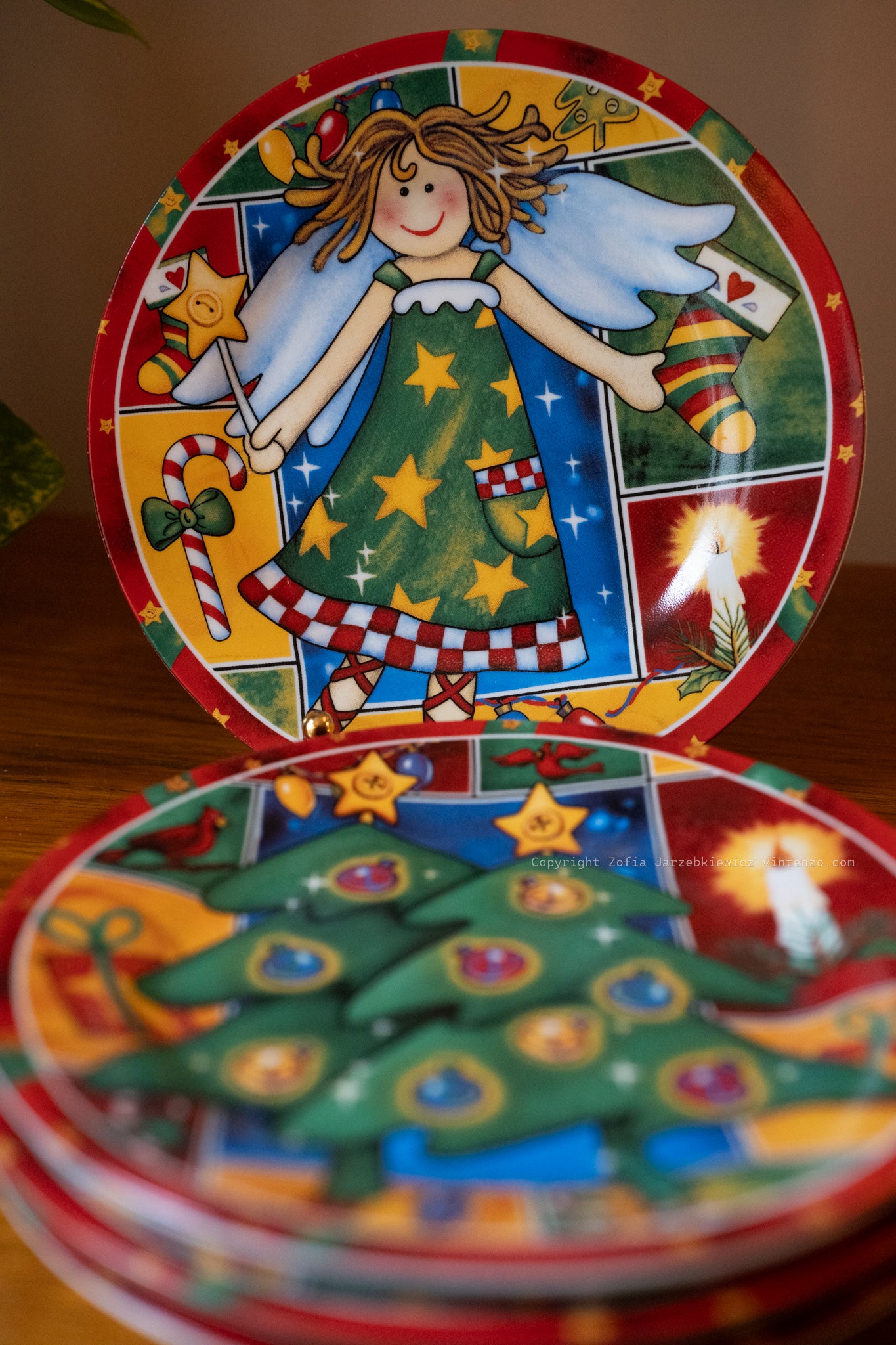 4 Christmas Dessert Plates Featuring Festive Designs