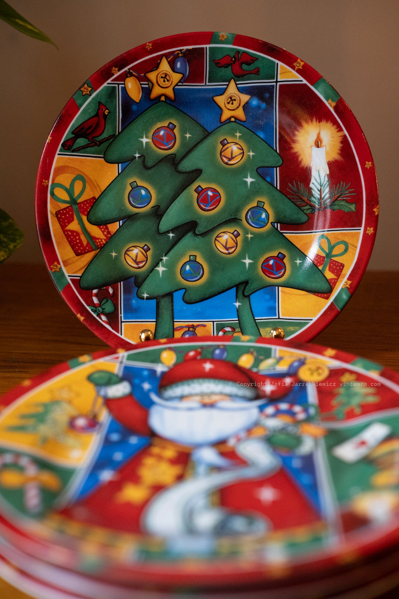 4 Christmas Dessert Plates Featuring Festive Designs