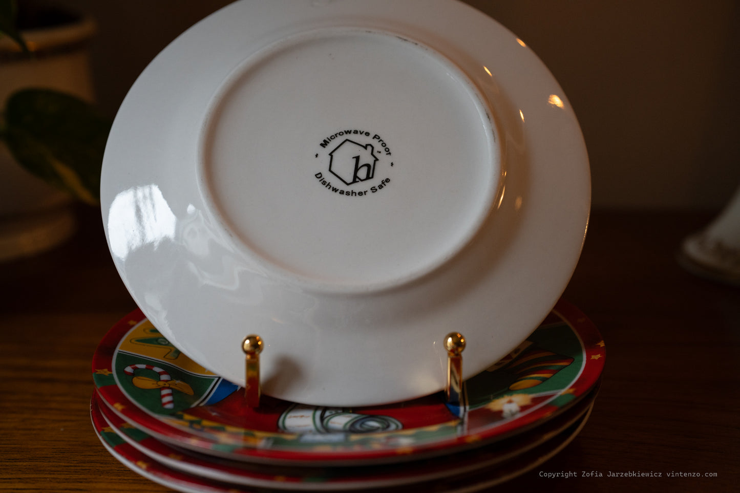 4 Christmas Dessert Plates Featuring Festive Designs