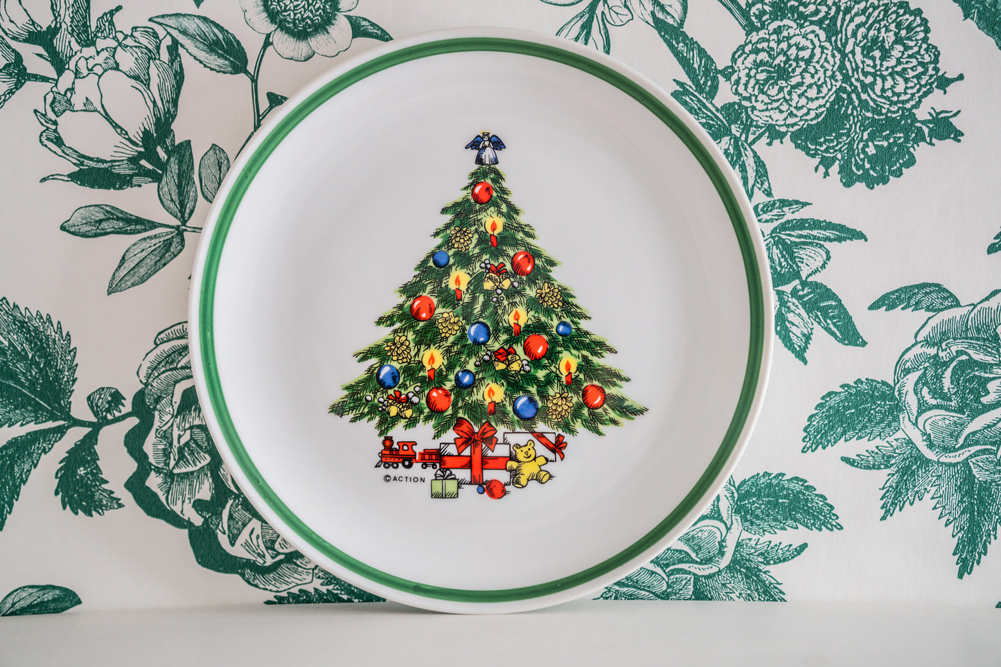 Vintage Holiday Magic Stoneware Mount Clemens Pottery 4 Christmas Plates