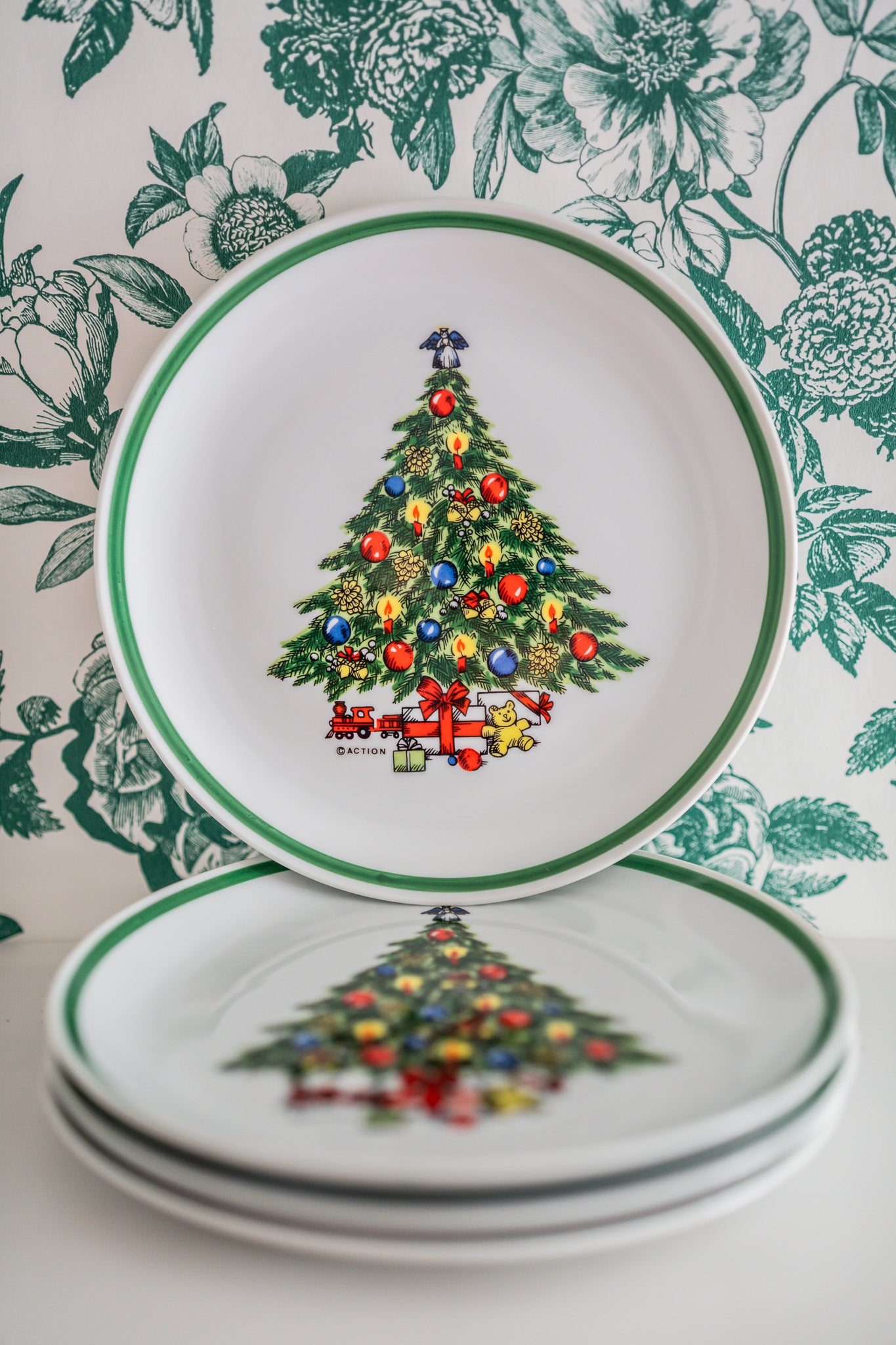 Vintage Holiday Magic Stoneware Mount Clemens Pottery 4 Christmas Plates