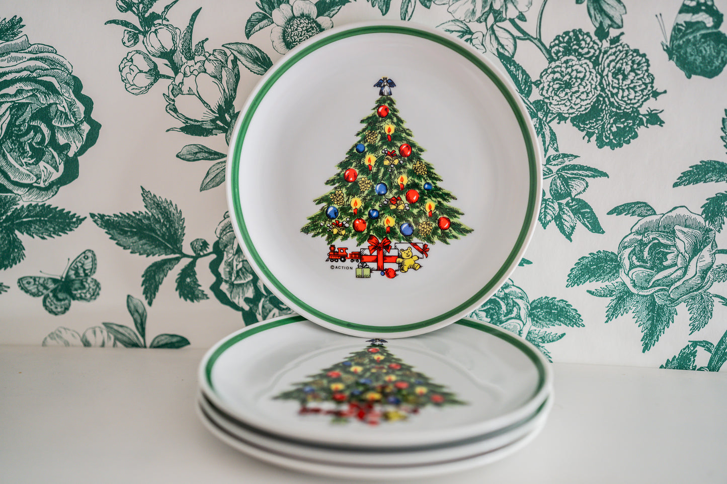 Vintage Holiday Magic Stoneware Mount Clemens Pottery 4 Christmas Plates