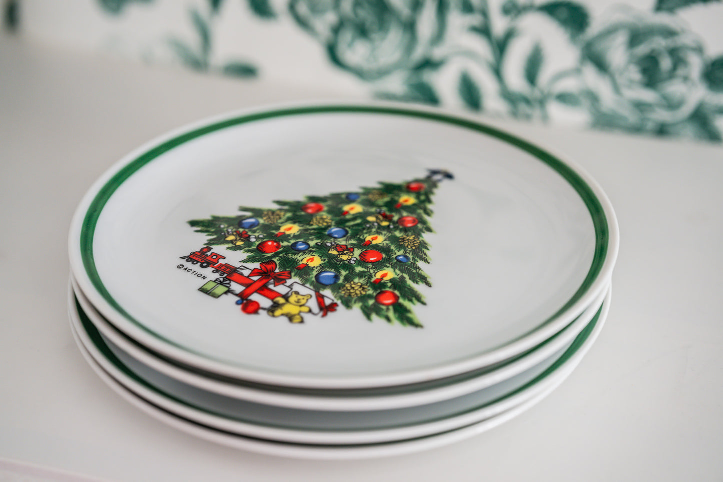 Vintage Holiday Magic Stoneware Mount Clemens Pottery 4 Christmas Plates