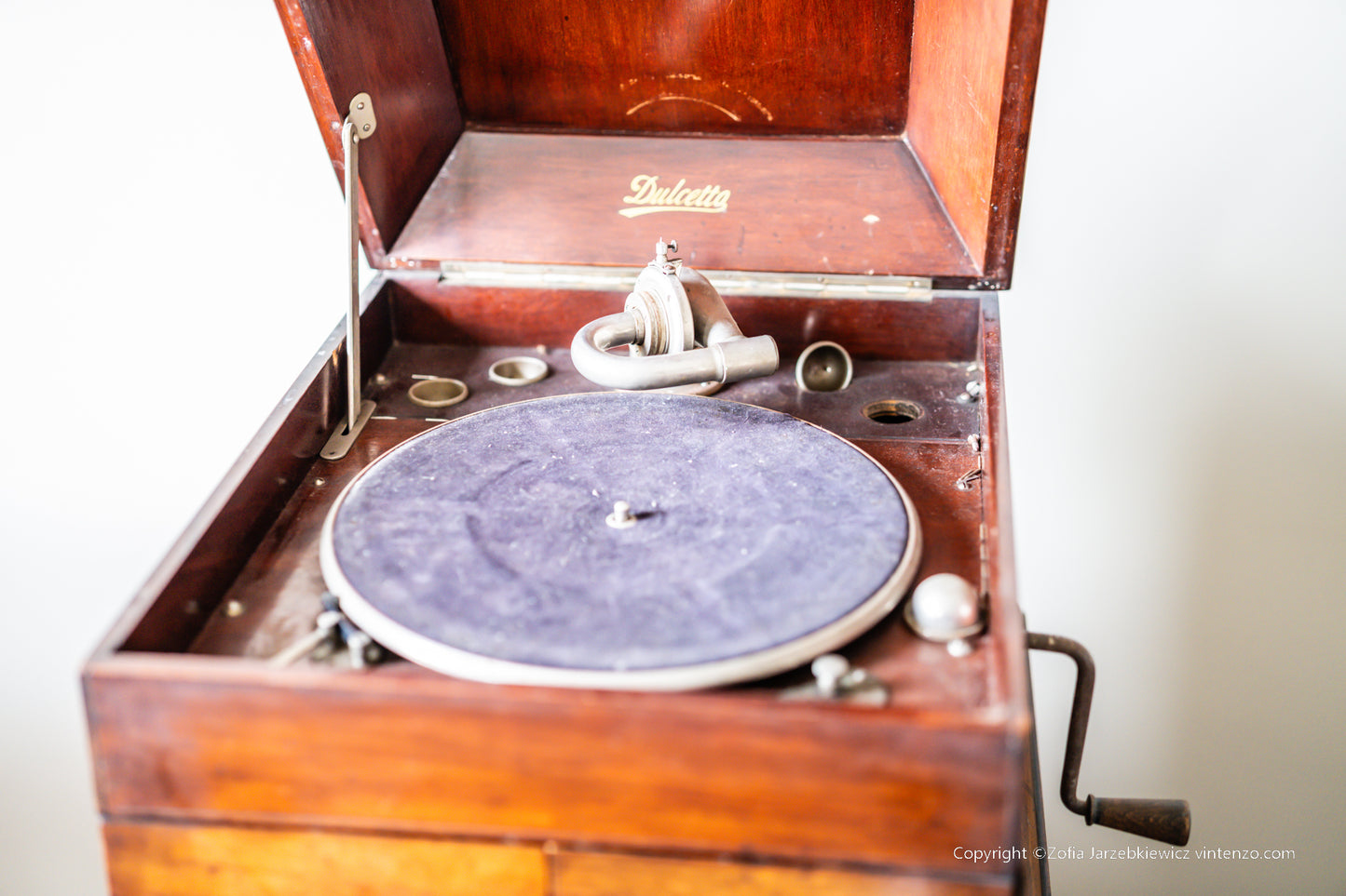 Dulcetto Gramophone With Handle